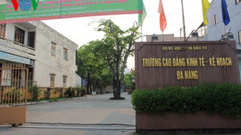 Trước thông tin rao bán điểm trên mạng xã hội, gây bức xúc, lo lắng trong học sinh, sinh viên, Công an thành phố Đà Nẵng cho biết đang tập trung điều tra, làm rõ (Thời sự đêm 11/4/2016)