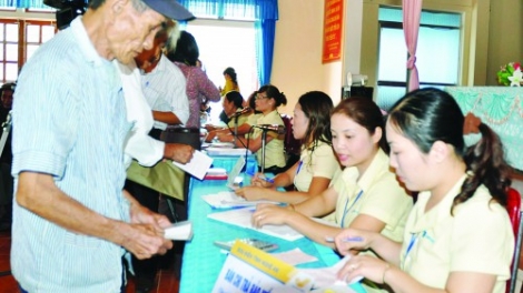 Từ hôm nay, người dân một số địa phương được đóng Bảo hiểm xã hội một lần để hưởng ngay lương hưu. (Thời sự chiều 4/4/2016)