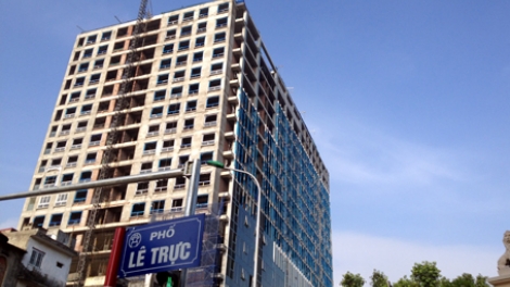 Chủ đầu tư công trình vi phạm số 8B Lê Trực lại có công văn xin gia hạn thêm 7 tháng nữa để hoàn thành việc phá dỡ giai đoạn 1. (09/01/2016)