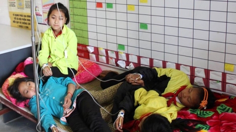 Chỉ hai ngày qua, tại 3 địa phương: Hà Giang, thành phố Hồ Chí Minh và Tiền Giang có hàng trăm học sinh và công nhân bị ngộ độc thực phẩm. (Thời sự trưa 11/3/2016)