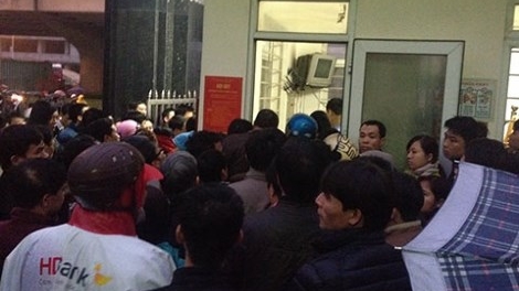 Tại Hà Nội, hàng ngàn phụ huynh xếp hàng thâu đêm để đăng ký tiêm vaccine dịch vụ cho con, nhiều người ngất xỉu. (Thời sự chiều 25/12/2015)
