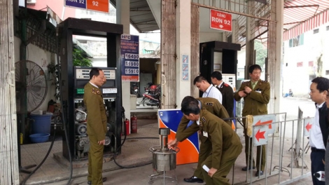 Công an thành phố Hà Nội bắt khẩn cấp 8 đối tượng gắn chip cây xăng, 'móc túi' khách hàng. (Thời sự trưa 29/12/2015)