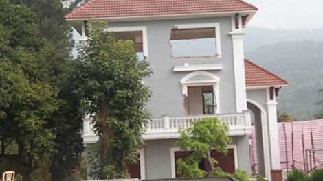 Sáng nay, gia đình ông Ngô Văn Quang bắt đầu tháo dỡ biệt thự xây dựng trái phép trên núi Hải Vân.(Thời sự trưa 12/12/2015)