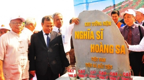 Những viên đá đầu tiên của khu tưởng niệm nghĩa sĩ Hoàng Sa trên núi Thới Lới, huyện đảo Lý Sơn (Quảng Ngãi) đã chính thức được đặt, xây thêm một tượng đài sừng sững hướng về Hoàng Sa. (17/01/2016)