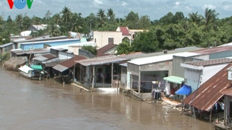 Thời sự chiều ngày 31/8/2014:  Việc di dời người dân khỏi các vùng sạt lở tại tỉnh Hậu Giang gặp nhiều khó khăn do nhiều hộ dân chưa tự giác chấp hành kế hoạch di dời.