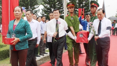 Thời sự chiều ngày 12/10/2014: Chủ tịch nước Trương Tấn Sang dự Lễ Truy điệu và an táng 36  hài cốt liệt sĩ tại thị xã Long Khánh tỉnh Đồng Nai và thăm khu công nghiệp Long Đức