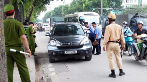 Thời sự chiều ngày 11/8/2014: Công an Hà Nội bắt khẩn cấp Phó Trưởng Ban Tổ chức Quận ủy Cầu Giấy do liên quan đến vụ án đâm chết người trên đường Phạm Văn Đồng cách đây 6 ngày