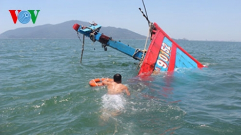 Thời sự trưa ngày 08/7/2014: Đại diện Đoàn luật sư Đà Nẵng đốc thúc phía Trung Quốc cung cấp lai lịch tàu cá Trung Quốc đã đâm chìm tàu ĐN 90152 vào ngày 26/5, để hoàn thiện hồ sơ khởi kiện chủ tàu cá này