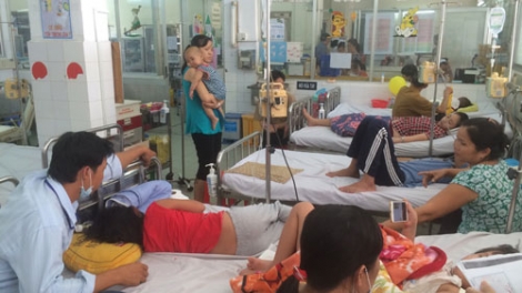 Số người mắc sốt xuất huyết đang tăng mạnh tại 20 địa phương khiến nhiều bệnh viện thêm quá tải bệnh nhân