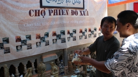 Người kết nối quá khứ và hiện tại qua chợ phiên đồ xưa ở Hà Nội.