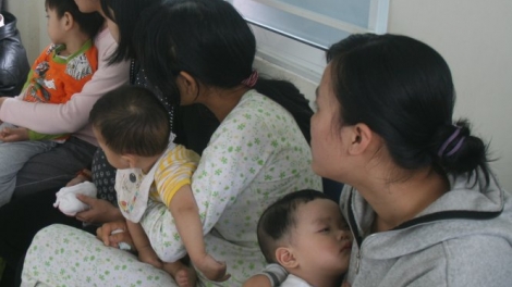 Dịch sốt xuất huyết vẫn chưa có dấu hiệu giảm cho dù ngành y tế vẫn tiến hành các biện pháp phòng dịch. (Thời sự trưa ngày 12/10/2015)