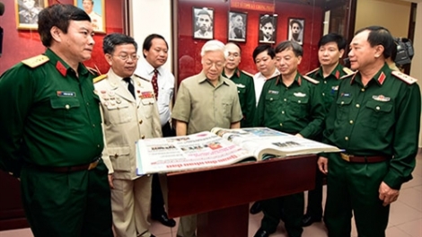 Tổng Bí thư Nguyễn Phú Trọng dự kỷ niệm 65 năm Báo Quân đội nhân dân ra số đầu tiên (Thời sự trưa ngày 19/10/2015)