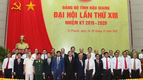 Lẵng hoa đại hội và câu chuyện lãng phí.