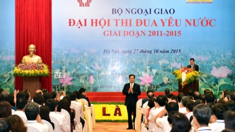 Thủ tướng Nguyễn Tấn Dũng yêu cầu các cán bộ ngoại giao nỗ lực phấn đấu thực hiện tốt nhất nhiệm vụ chính trị đối ngoại trên tinh thần tất cả vì lợi ích quốc gia, lợi ích dân tộc. (Thời sự trưa 27/10/2015)