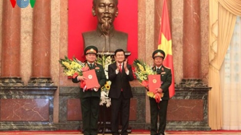 Chủ tịch nước Trương Tấn Sang trao quyết định thăng quân hàm từ Thượng tướng lên Đại tướng cho đồng chí Ngô Xuân Lịch và đồng chí Đỗ Bá Tỵ. (Thời sự đêm ngày 05/10/2015)