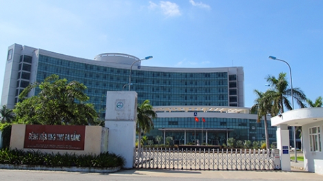 Nguyên giám đốc Bệnh viện Ung thư Đà Nẵng lý giải việc trả lại hơn 37 tỷ đồng của tổ chức từ thiện hỗ trợ mua thiết bị để điều trị cho bệnh nhân (Thời sự chiều ngày 8/10/2015)