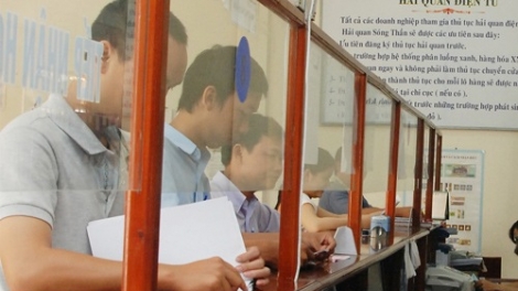 Có tới 28% doanh nghiệp phải trả thêm chi phí ngoài quy định cho quá trình thực hiện các thủ tục hành chính về hải quan do lo ngại sự đối xử không công bằng.(Thời sự chiều 12/11/2015)
