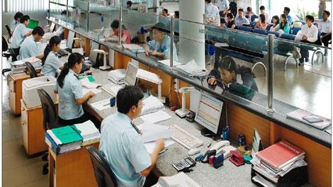 28% doanh nghiệp cho biết phải trả thêm phí ngoài quy định thủ tục hành chính trong lĩnh vực hải quan.  (Thời sự trưa 12/11/2015)