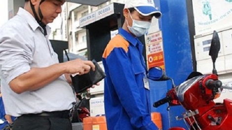 Từ 15 giờ chiều nay, giá xăng trong nước giảm 178 đồng một lít (Thời sự chiều ngày 18/11/2015)