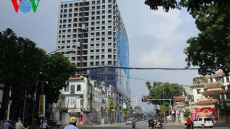 Sáng nay, Công ty Cổ phần may Lê Trực bắt đầu thực hiện tháo dỡ phần công trình sai phép tại số 8B Lê Trực, phường Điện Biên, quận Ba Đình, Hà Nội. (Thời sự trưa 21/11/2015)