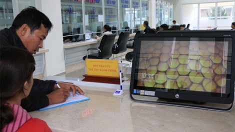 Người dân chưa thích nghi với trang thiết bị hiện đại tại các Trung tâm hành chính công.