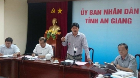 UBND tỉnh An Giang họp báo thông tin về việc xử lý vụ “3 cán bộ bị xử phạt, kỷ luật khi chê chủ tịch tỉnh trên mạng xã hội Facebook”. (Thời sự chiều 26/11/2015)