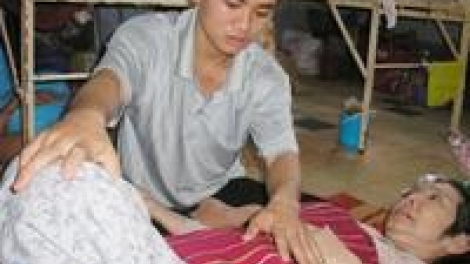 Người con chăm sóc Mẹ nuôi gần 5 năm trong bệnh viện Ung bướu thành phố Hồ Chí Minh (1/12/2015)