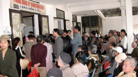 Thời sự trưa ngày 12/01/2015: Sau hơn một tuần thực hiện Luật Bảo hiểm y tế sửa đổi bổ sung, tại nhiều bệnh viện tuyến cuối và chuyên khoa ở thành phố Hồ Chí Minh, tình trạng quá tải vẫn chưa có dấu hiệu giảm. Đã có nhiều luồng ý kiến trái ngược nhau từ phía những bệnh nhân về quy định không được Bảo hiểm y tế chi trả khi khám ngoại trú trái tuyến. Phóng viên Đài Tiếng nói Việt Nam sẽ phân tích về nội dung này.