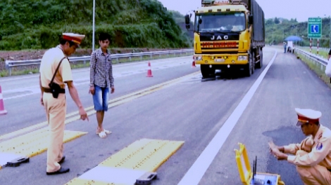 Thời sự trưa ngày 13/01/2015: "Siết chặt quản lý kinh doanh vận tải và kiểm soát tải trọng phương tiện" là chủ đề năm An toàn giao thông quốc gia 2015.