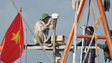 Biển đảo Việt Nam ngày 14/01/2015: Hỗ trợ thiết bị thông tin liên lạc cho tàu thuyền