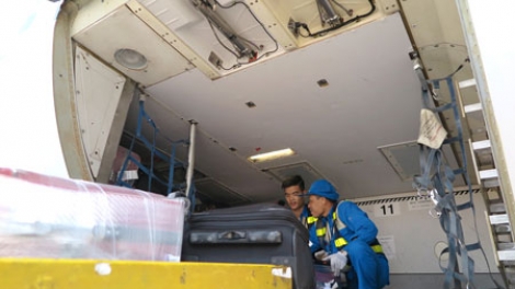 Thời sự trưa ngày 16/1/2015: Cơ quan chức năng phát hiện nhân viên ở sân bay quốc tế Nội Bài  moi kiện hàng để lấy trộm đồ của khách gửi