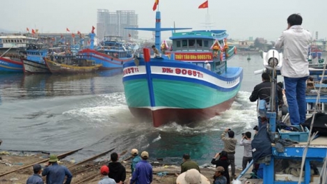 Thời sự trưa ngày 21/1/2015:  Sáng nay, chủ tàu cá ĐNA 90152 bị tàu Trung Quốc đâm chìm ở vùng biển Hoàng Sa cuối tháng 5 vừa qua, đã hạ thủy tàu mới tiếp tục vươn khơi bám biển.