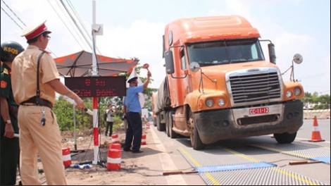 Thời sự chiều ngày 07/01/2015: Thủ tướng Chính phủ yêu cầu Bộ Công an lập các chuyên án điều tra, xử lý các trường hợp tiêu cực tại các trạm cân và bảo kê hoạt động xe quá tải, quá khổ