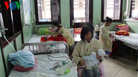 Theo dòng thời sự ngày 2/2/2015:  Cam kết giảm tải bệnh viện nhi Trung ương: Liệu có thực chất?