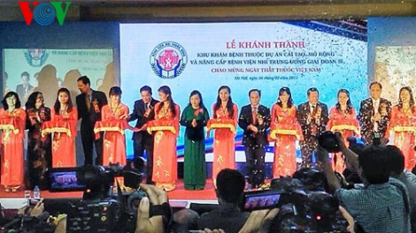 Thời sự đêm ngày 26/02/2015: Đúng dịp kỷ niệm 60 năm ngày Thầy thuốc Việt Nam, nhiều bệnh viện tuyến Trung ương và địa phương khánh thành các trung tâm khám chữa bệnh hiện đại, đảm bảo phục vụ người bệnh tốt nhất có thể.