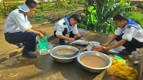 Biển đảo Việt Nam ngày 04/02/2015: Đón Tết sớm tại trạm rada 565 trên đảo Hòn Tre.