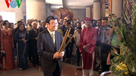 Thời sự chiều ngày 08/02/2015: Hôm nay, tiếp tục diễn ra các hoạt động trong chương trình "Xuân Quê hương" với chủ đề "Tổ quốc vinh quang". Chủ tịch nước Trương Tấn Sang cùng kiều bào đã dâng hương tưởng nhớ các Vua Hùng và tưởng niệm Chủ tịch Hồ Chí Minh.
