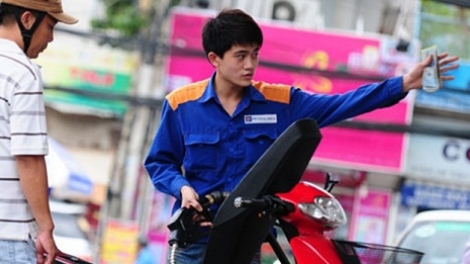 Thời sự chiều ngày 11/3/2015: Giá xăng bất ngờ tăng hơn 1.600 đồng/1 lít bắt đầu từ 15h chiều nay.