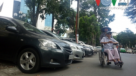Theo dòng thời sự ngày 19/3/2015: Công khai chiếm dụng lòng đường, vỉa hè: Sai phạm vì sao vẫn tái diễn?