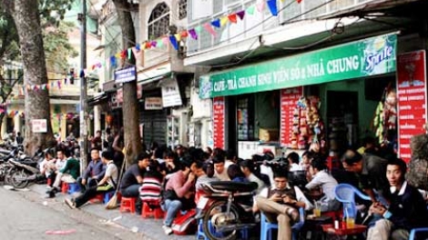 Theo dòng thời sự ngày 20/3/2015: Công khai chiếm dụng lòng đường, vỉa hè: Bất cập trong quản lý