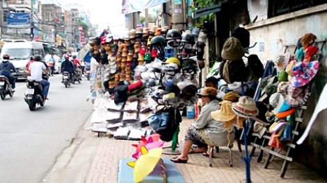 Pháp luật và đời sống ngày 26/3/2015: Tình trạng lấn chiếm vỉa hè, lòng đường ở Hà Nội.