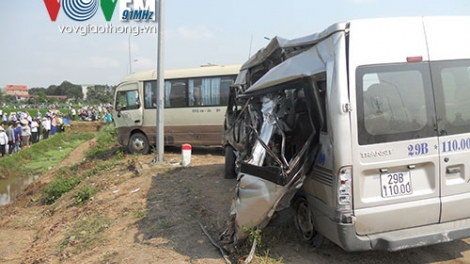 Thời sự chiều ngày 30/3/2015: Xảy ra vụ tai nạn giao thông nghiêm trọng trên quốc lộ 32 Hà Nội làm 5 người chết và 20 người bị thương.