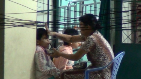 Thời sự đêm ngày 11/4/2015: Bộ Lao động thương binh và xã hội yêu cầu tất cả cơ sở bảo trợ phải lắp thiết bị theo dõi để tránh tình trạng trẻ bị bạo hành.