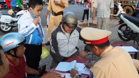 Pháp luật và đời sống ngày 13/4/2015: Đội mũ bảo hiểm cho trẻ - dễ mà vẫn khó thực thi