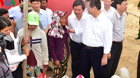 Thời sự chiều ngày 13/4/2015: Kiểm tra công tác chống hạn tại Ninh Thuận, Thủ tướng Nguyễn Tấn Dũng khẳng định: Chính phủ sẽ cấp đủ lương thực, đưa gạo đến từng hộ dân, không để đồng bào trong vùng hạn bị khát, bị thiếu ăn.