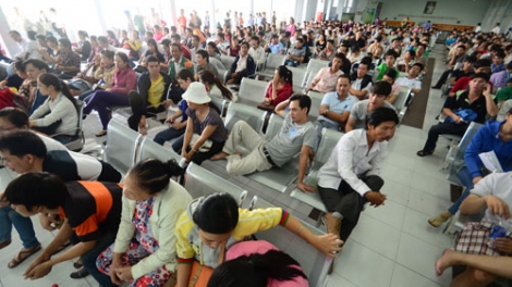 Thời sự trưa ngày 15/4/2015: Dù còn 2 tuần nữa mới đến đợt nghỉ lễ giỗ Tổ Hùng Vương, 30/4 và 1/5, nhưng thời điểm này, người dân không thể mua vé tàu đi dịp này.