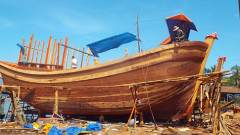 Thời sự đêm ngày 18/4/2015: Chờ quá lâu để vay được vốn phát triển thủy sản theo Nghị định 67, nhiều ngư dân ở tỉnh Khánh Hòa đã phải vay vốn bên ngoài đóng mới tàu cho kịp vụ cá.