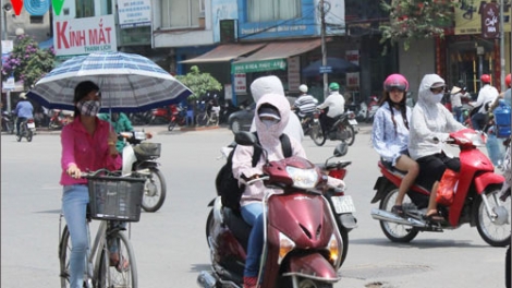 Thời sự trưa ngày 19/4/2015: Hôm nay tại khu vực Hà Nội và Bắc Bộ nắng nóng sẽ tới đỉnh điểm với nền nhiệt 35-37 độ, có nơi trên 37 độ C. Thời tiết nắng nóng và oi bức, người dân cần chú ý giữ sức khỏe và nâng cao cảnh giác với cháy nổ.