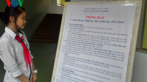 Thời sự trưa ngày 20/4/2015: Quy định cấm các trường tổ chức thi tuyển vào lớp 6 của Sở Giáo dục và Đào tạo Hà Nội đang gây hoang mang và lo lắng cho cả trường học, các bậc phụ huynh và học sinh.