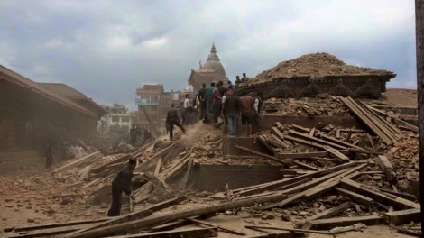 Thời sự đêm ngày 25/4/2015: Số nạn nhân thiệt mạng trong thảm họa động đất tại Nepal tăng lên hơn 800 người.